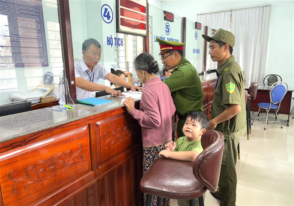 Công an phường Ninh Đa hỗ trợ cháu bé làm giấy khai sinh.