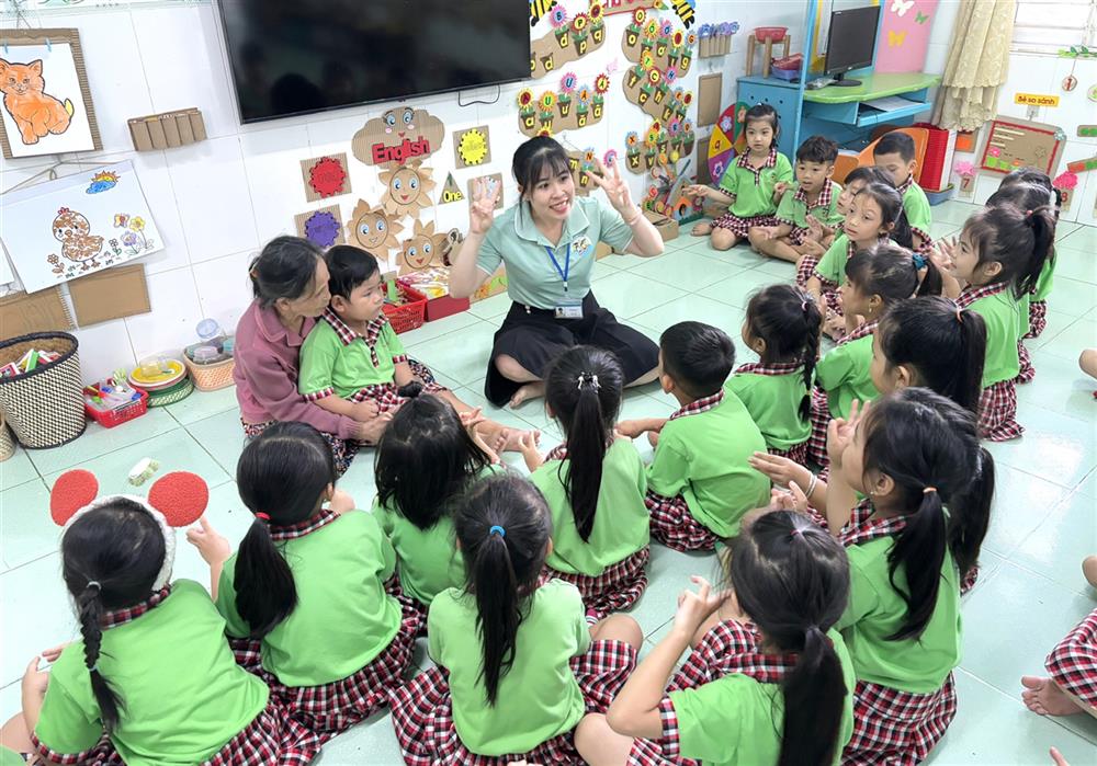 Từ sự hỗ trợ của Công an phường Ninh Đa, cháu bé Lucky được đến trường cùng bạn bè.