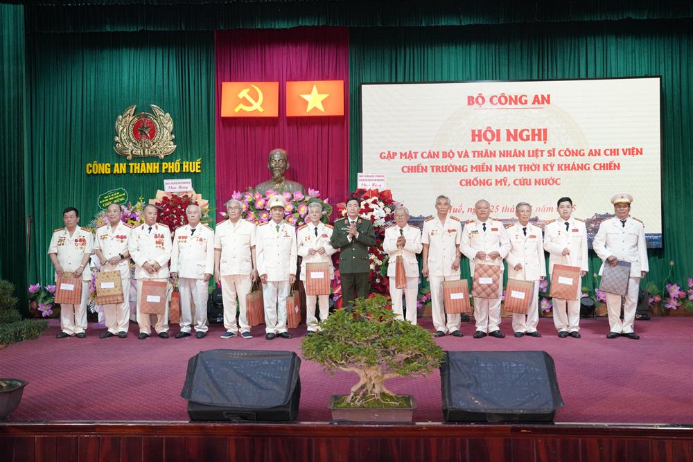 Thứ trưởng Lê Quốc Hùng trao quà tặng các đồng chí là cán bộ Công an và thân nhân Liệt sỹ Công an chi viện chiến trường miền Nam thời kỳ kháng chiến chống Mỹ cứu nước.