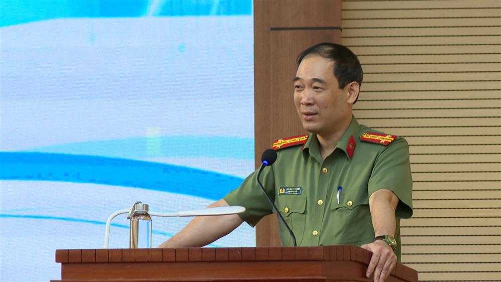 Đại tá Bùi Mạnh Hùng, Phó Giám đốc Công an tỉnh phát biểu tại hội nghị