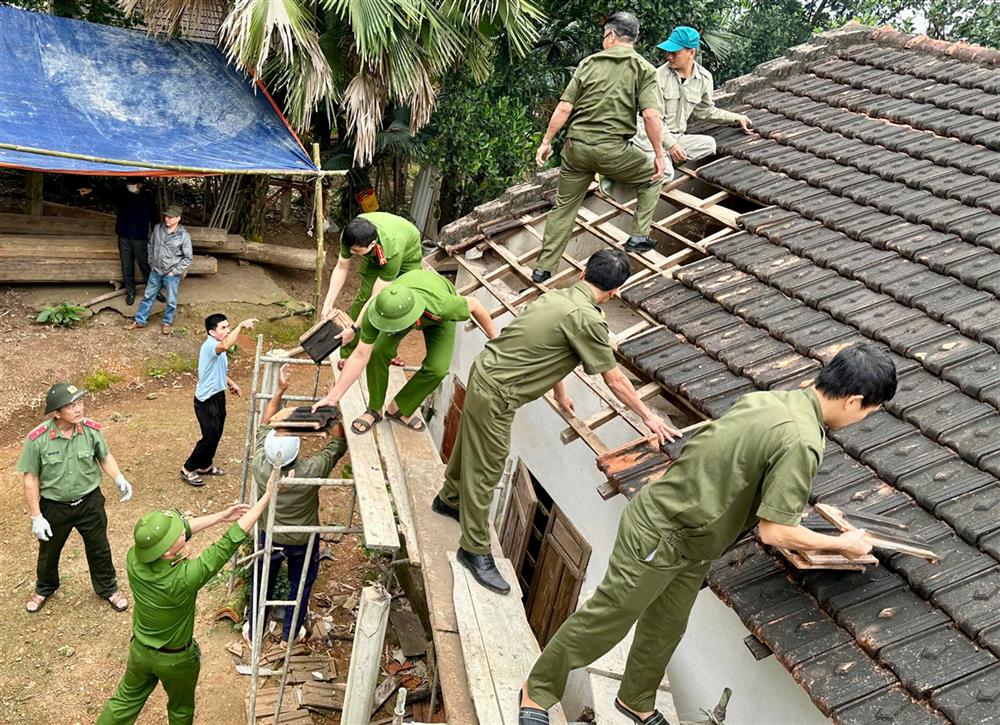 Lực lượng Công an cùng tham gia giúp dân xóa nhà tạm, nhà dột nát.
