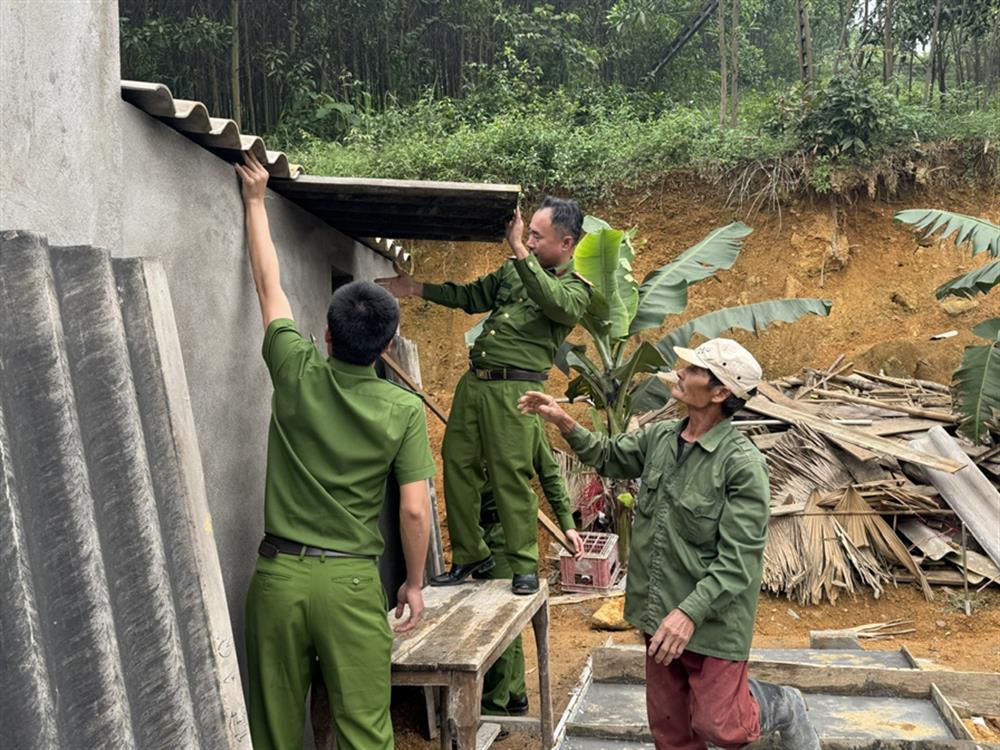 Lực lượng Công an xã Kim Hóa, huyện Tuyên Hóa giúp gia đình ông Dương Hồng Lĩnh hoàn thành căn nhà mới.