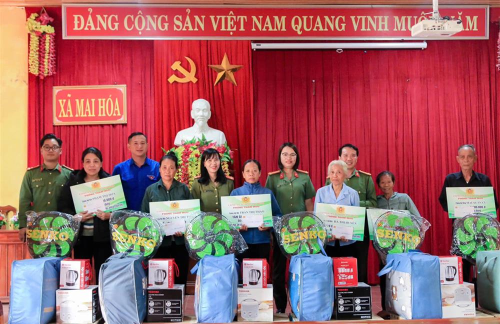 Những món quà ấm áp được Công an các đơn vị kịp thời trao tặng cho người dân khi ngôi nhà mới vừa hoàn thành.