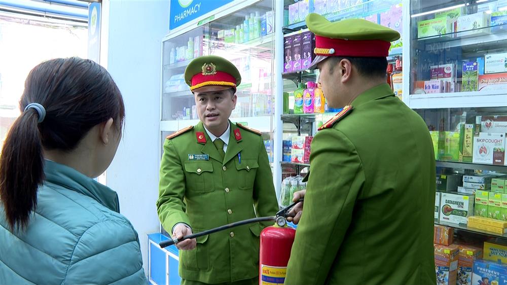 Đồng chí Sáng cùng các đồng chí Công an xã, lực lượng tham gia bảo vệ an ninh trật tự ở cơ sở đẩy mạnh công tác tuyên truyền để người dân chấp hành các quy định của pháp luật.