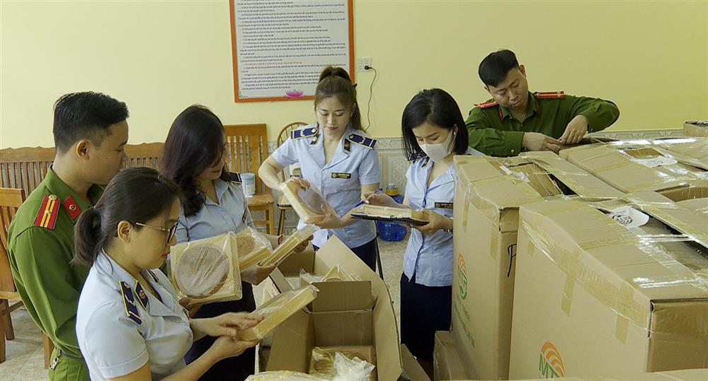 Lực lượng chức năng tiến hành kiểm tra toàn bộ số hàng hóa nhập lậu.