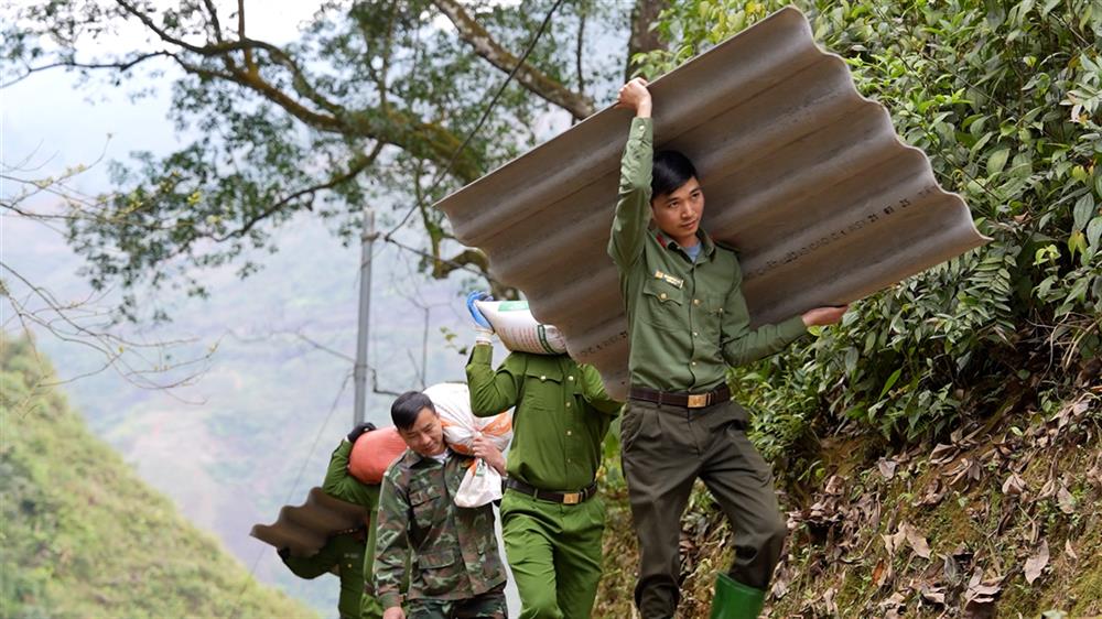 Công an xã Túc Đán, huyện Trạm Tấu, tỉnh Yên Bái giúp bà con “cõng” vật liệu lên núi làm nhà.