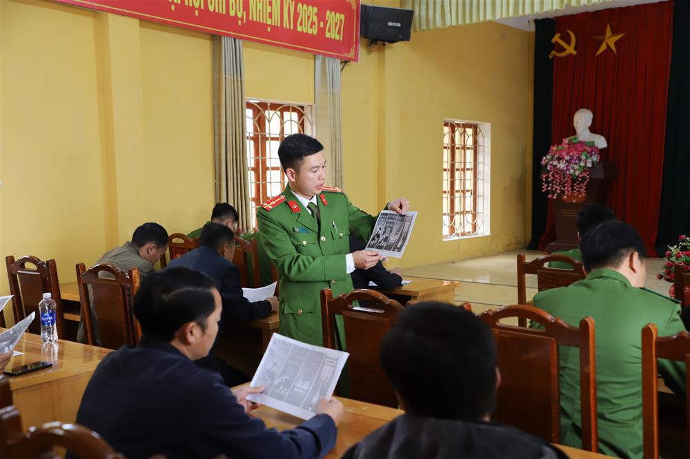Công an xã Pá Lau, huyện Trạm Tấu thường xuyên tổ chức tuyên truyền phổ biến pháp luật cho người dân.