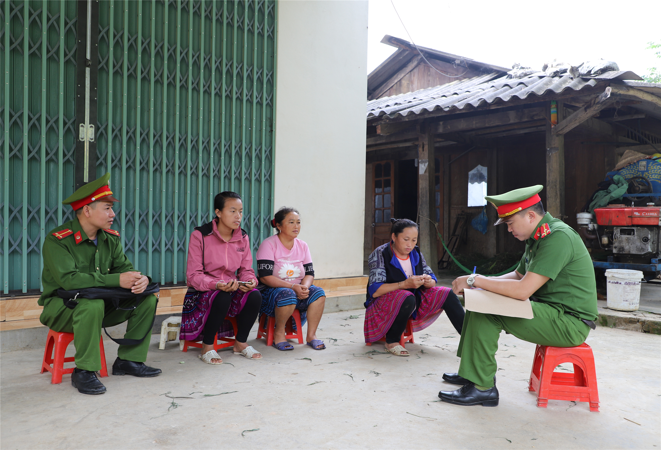 Công an xã Túc Đán xuống từng thôn, bản để gặp gỡ, tiếp xúc tuyên truyền, vận động người dân tích cực tham gia phong trào Toàn dân bảo vệ an ninh Tổ quốc.