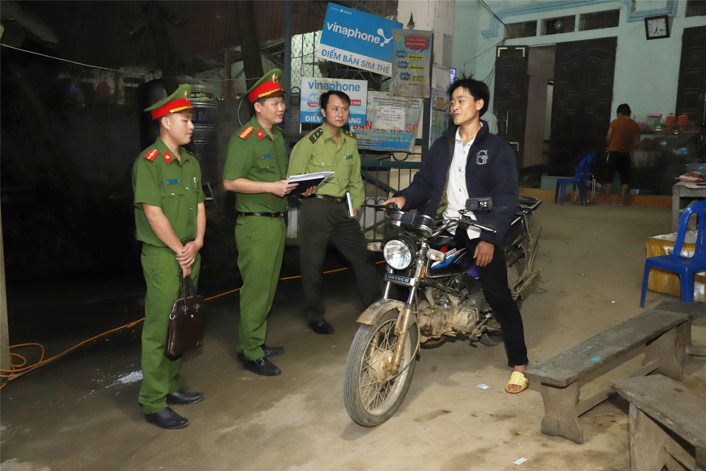 Công an xã Túc Đán tuyên truyền pháp luật cho nhân dân mọi lúc, mọi nơi.
