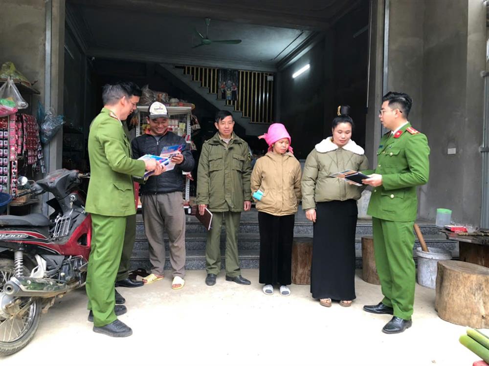 Công an xã Hát Lừu thường xuyên xuống cơ sở tuyên truyền pháp luật cho người dân.