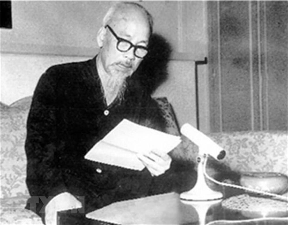Chủ tịch Hồ Chí Minh đọc Lời kêu gọi đồng bào và chiến sỹ cả nước quyết tâm đánh thắng giặc Mỹ xâm lược, tại Hà Nội, ngày 17/7/1966. Người khẳng định: Không có gì quý hơn độc lập tự do. (Ảnh: Tư liệu)