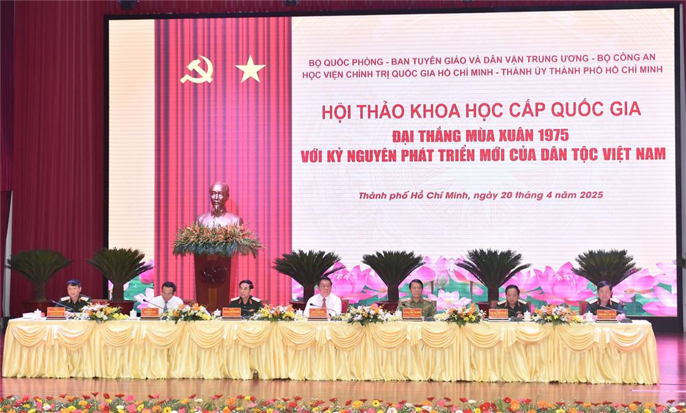 Đoàn Chủ tịch điều hành hội thảo.