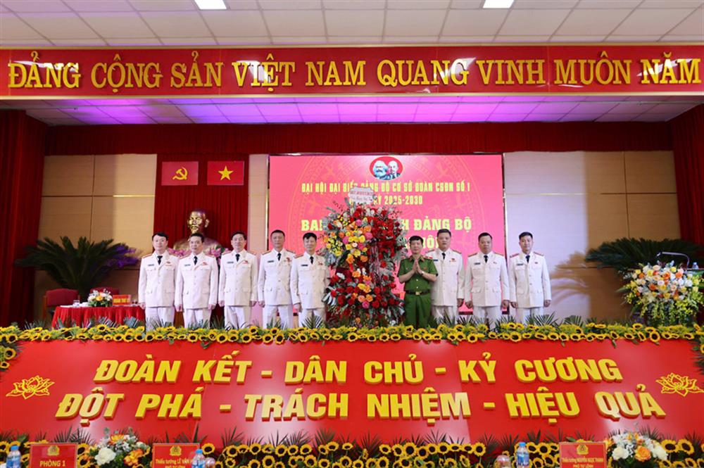 Thiếu tướng Nguyễn Ngọc Thanh chúc mừng Ban Chấp hành Đảng bộ cơ sở Đoàn CSĐN số 1, nhiệm kỳ 2025-2030.
