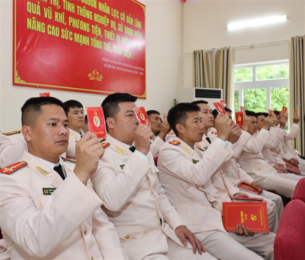 Các đại biểu chính thức biểu quyết cho các nội dung được trình tại đại hội.