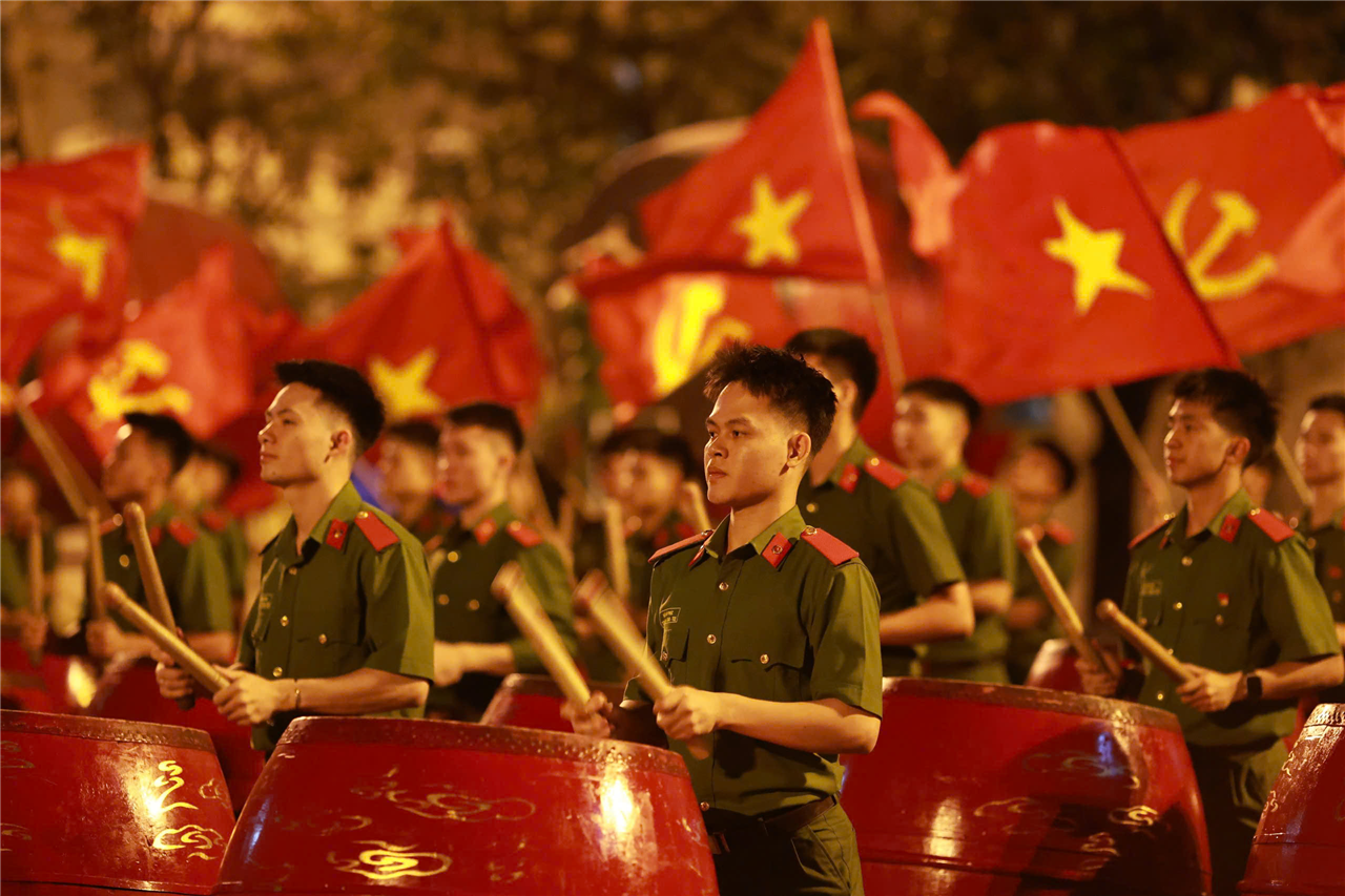 Cùng với dàn trống hội quy mô, hoành tráng bậc nhất, tiết mục còn được dàn dựng với sự kết hợp nhuần nhuyễn của nghệ thuật dân vũ, múa cờ, lân sư rồng.