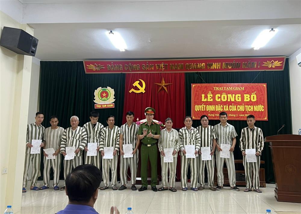 Tại Lễ công bố Quyết định đặc xá năm 2025 của Chủ tịch nước diễn ra vào sáng nay, ngày1/5, Đại tá Cao Minh Tuấn, Phó Giám đốc Công an tỉnh đã trao Giấy chứng nhận đặc xá cho 33 phạm nhân.