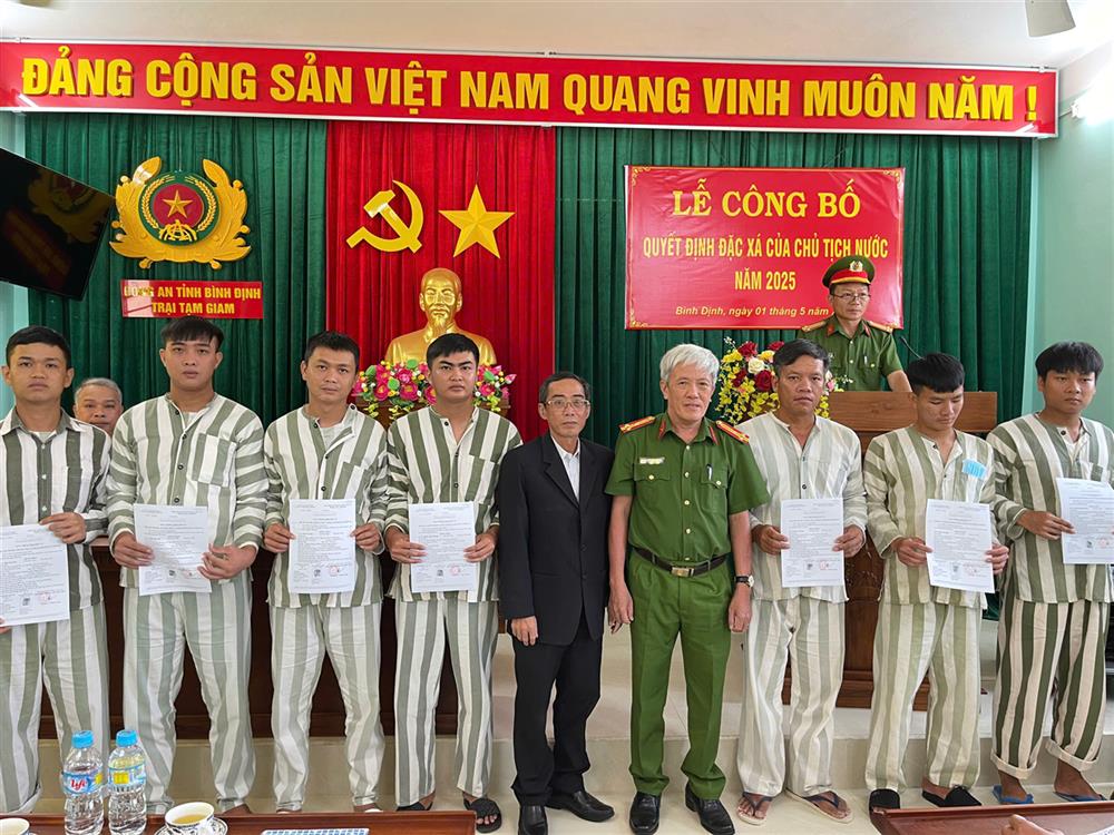 dịp này có 26 phạm nhân đang chấp hành án phạt tù tại các phân trại thuộc Trại tạm giam Công an tỉnh Bình Định được đặc xá. Phần lớn trong số này là các phạm nhân bị kết án về các tội “Gây rối trật tự công cộng” và “Vi phạm quy định về tham gia giao thông đường bộ”, đủ điều kiện hưởng đặc xá theo Quyết định số 266/2025 ngày 3.3.2025 của Chủ tịch nước.