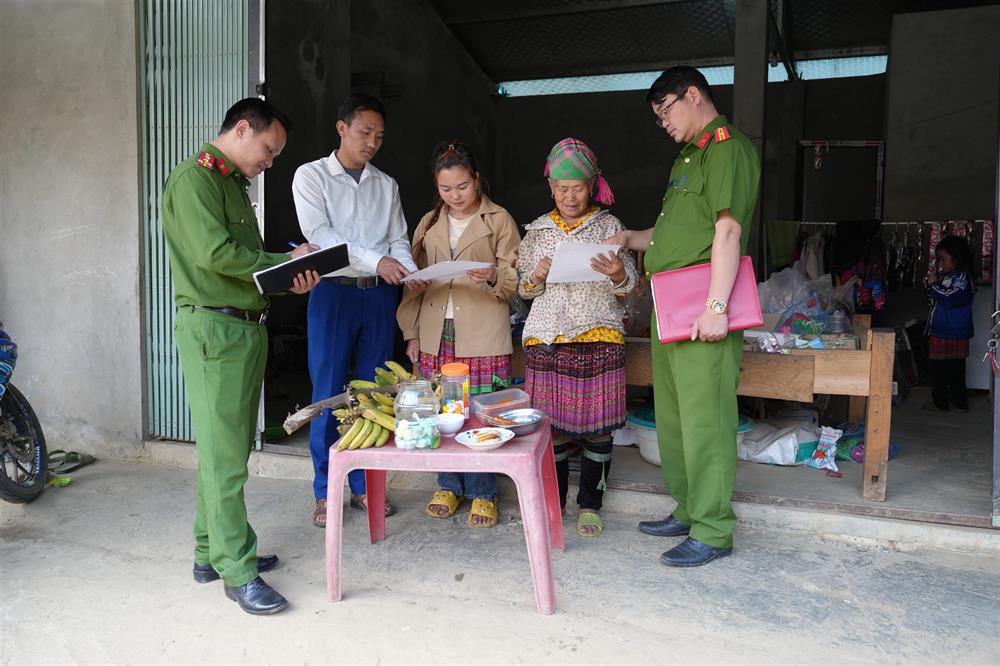 Lực lượng Công an phát tờ rơi tuyên truyền phòng, chống cháy rừng cho người dân.