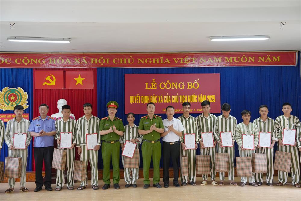Đại tá Đinh Xuân Thiệp - Phó Giám đốc Công an tỉnh, đại diện lãnh đạo Viện Kiểm sát nhân dân tỉnh, Tòa án nhân dân tỉnh trao quyết định đặc xá cho các phạm nhân.