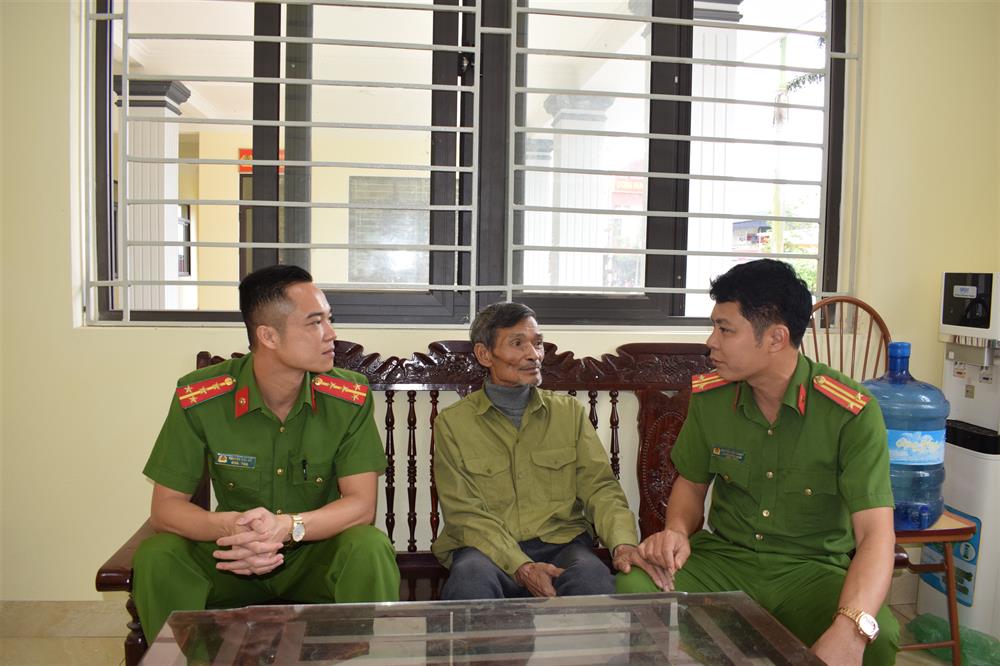 Lực lượng Công an xã cùng với người dân hỗ trợ thức ăn và quần áo; phối hợp tìm kiếm  thông tin cư trú của ông Thịnh.