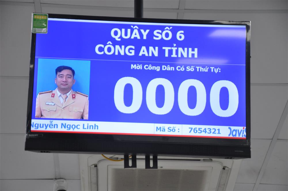 Phòng Cảnh sát giao thông Công an tỉnh Hải Dương đã tiếp quản vị trí, tiến hành lắp đặt máy móc, thiết bị, cài đặt các ứng dụng, phần mềm liên quan để sẵn sàng phục vụ nhân dân.