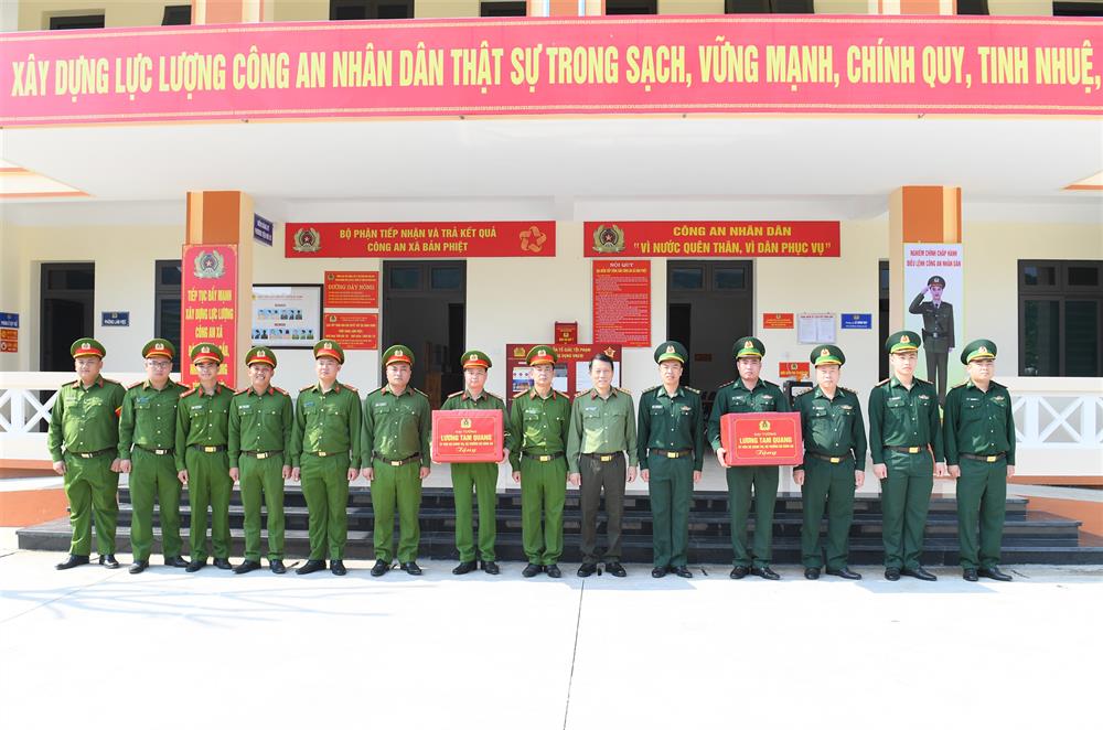 Bộ trưởng Lương Tam Quang đến thăm, động viên, tặng quà Công an xã Bản Phiệt và Trạm kiểm soát biên phòng xã Bản Phiệt, huyện Bảo Thắng, tỉnh Lào Cai.