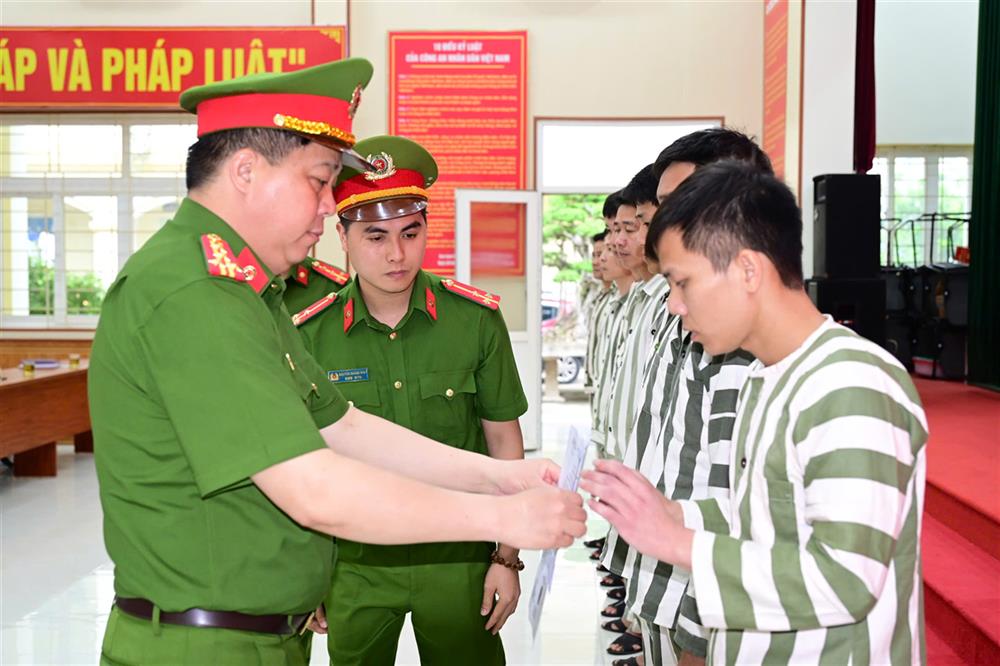 Đại tá Bùi Trung Thành, Phó Giám đốc Công an thành phố Hải Phòng trao Giấy chứng nhận đặc xá cho 54 phạm nhân được đặc xá lần này. Trước đó, vào sáng ngày 30/4, Trại tạm giam CATP đã tổ chức Lễ công bố giảm thời hạn chấp hành án phạt tù đối với 47 phạm nhân.