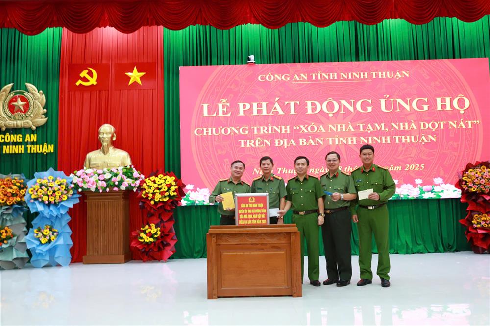 Các đồng chí trong Ban Giám đốc Công an tỉnh quyên góp ủng hộ chương trình “Xóa nhà tạm, nhà dột nát” trên địa bàn tỉnh.