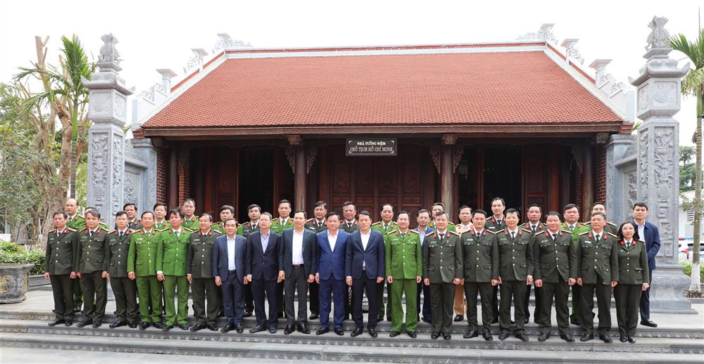 Các đại biểu dự buổi làm việc.