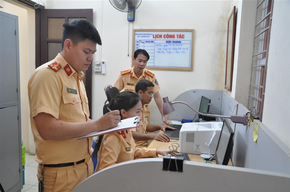 Lực lượng chức năng kiểm tra hình ảnh phục vụ công tác phạt nguội.
