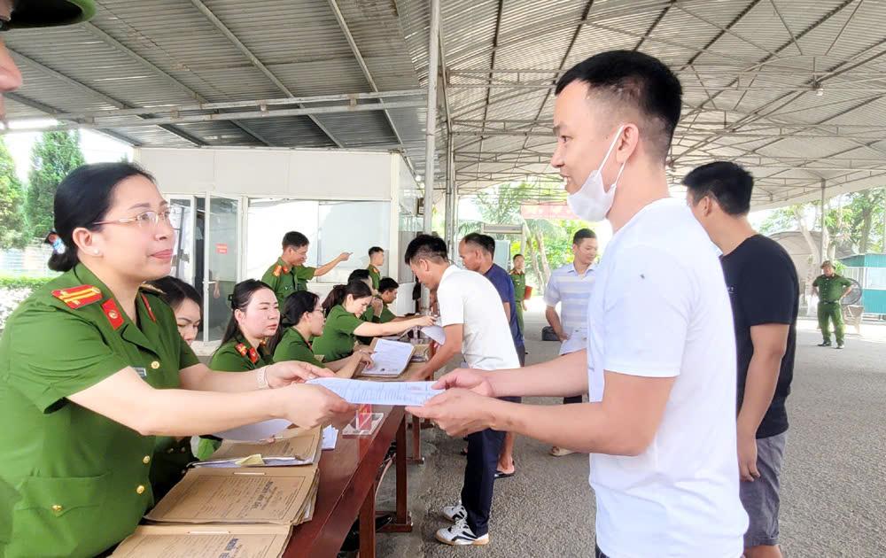 Trại giam Xuân Hà (Cục C10 – Bộ Công an), đóng tại xã Lưu Vĩnh Sơn, huyện Thạch Hà (Hà Tĩnh) đã tổ chức lễ công bố quyết định đặc xá cho 89 phạm nhân đang thụ án nằm trong danh sách đặc xá.