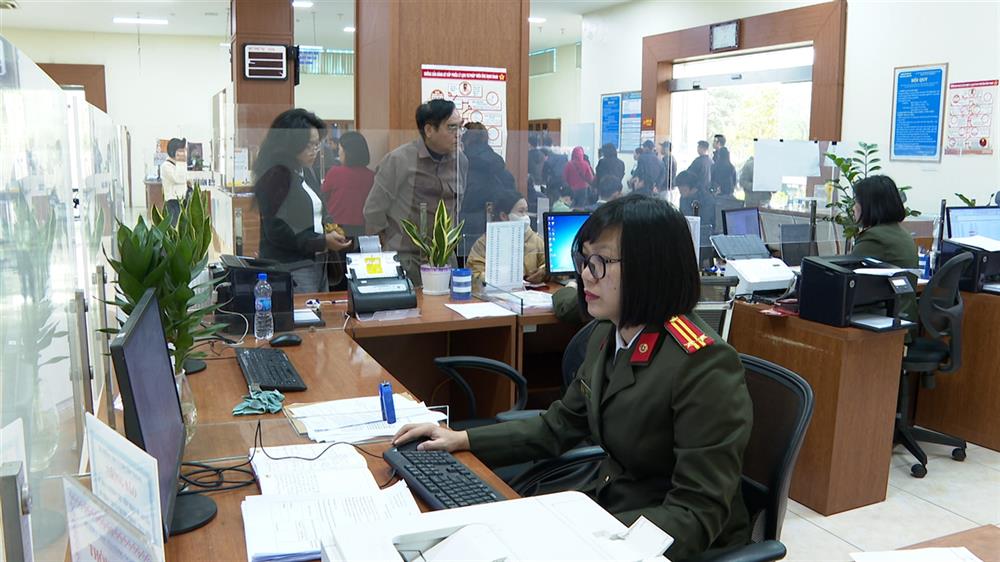 Cán bộ phòng Hồ sơ nghiệp vụ hướng dẫn người dân làm thủ tục cấp Phiếu lý lịch tư pháp.
