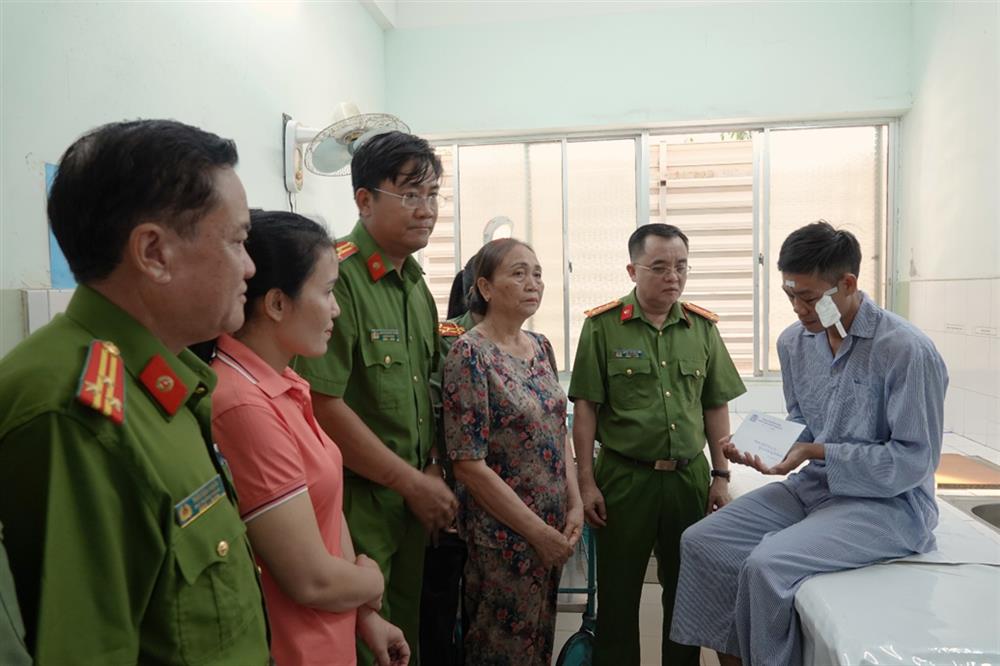 Đoàn công tác của Công an tỉnh Bình Thuận do Đại tá Huỳnh Ngọc Liêm - Phó Giám đốc Công an tỉnh làm trưởng đoàn đã đến Bệnh viện Đa khoa tỉnh để thăm hỏi, động viên tinh thần cán bộ chiến sỹ bị thương khi làm nhiệm vụ.