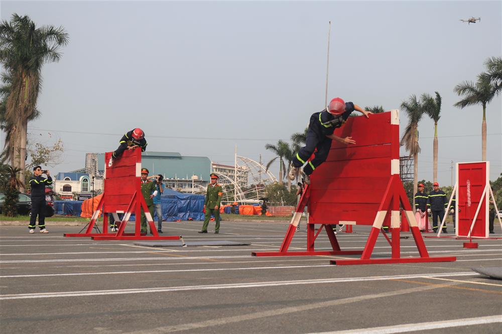 Các đội tuyển tham gia nội dung thi 4x100m chạy tiếp sức cứu người và chữa cháy.
