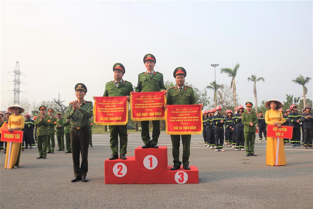 Đại tá Phạm Viết Dũng trao giải Nhất, Nhì, Ba toàn đoàn cho các đội thi.