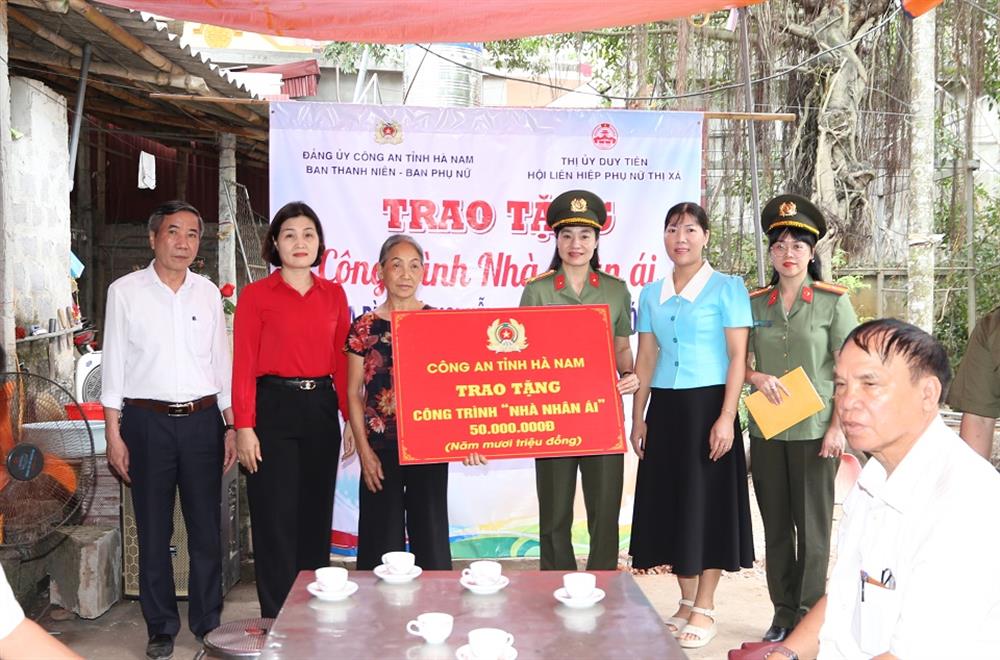 Thừa ủy quyền của lãnh đạo Công an tỉnh Hà Nam, lãnh đạo Phòng Công tác chính trị, Công an tỉnh trao tặng kinh phí ủng hộ gia đình bà Sen xây dựng nhà mới.
