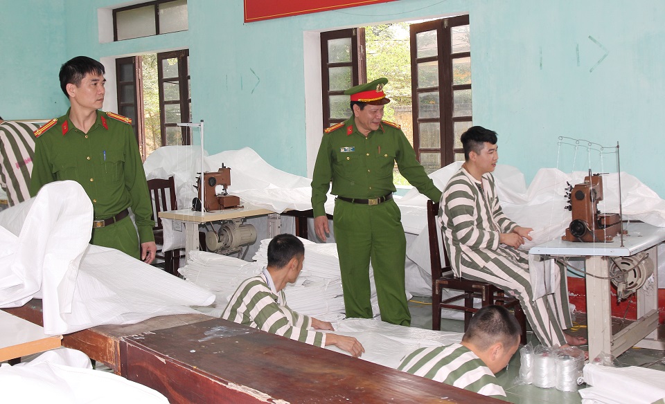 Trại tạm giam Công an tỉnh Hà Nam tổ chức nhiều hoạt động tư vấn, hướng dẫn, tập nghề cho các phạm nhân.