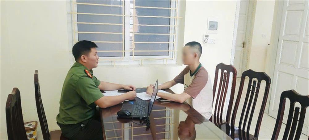 Lực lượng chức năng làm việc với chủ tài khoản facebook.