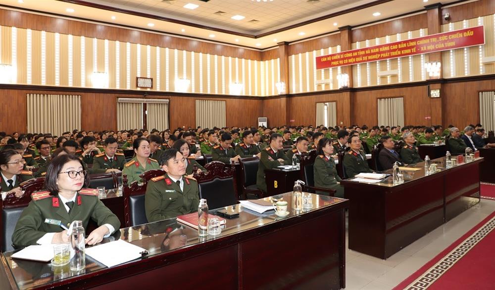 Các đại biểu dự sinh hoạt chính trị.