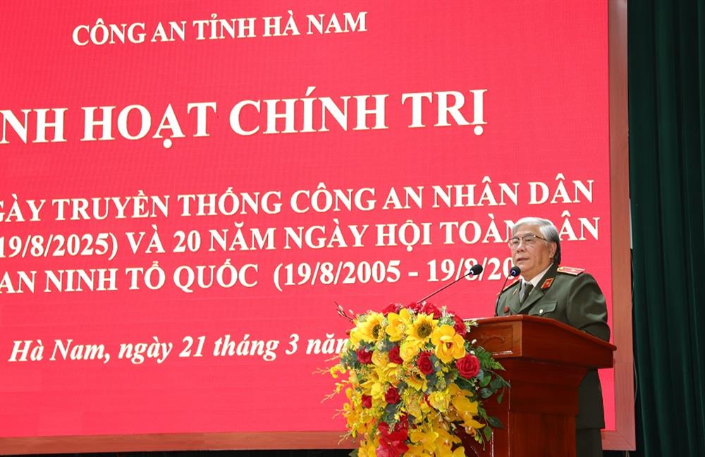 Thiếu tướng, PGS. TS Nguyễn Bình Ban, Nguyên viện trưởng Viện lịch sử Công an nhân dân truyền đạt các nội dung chuyên đề.