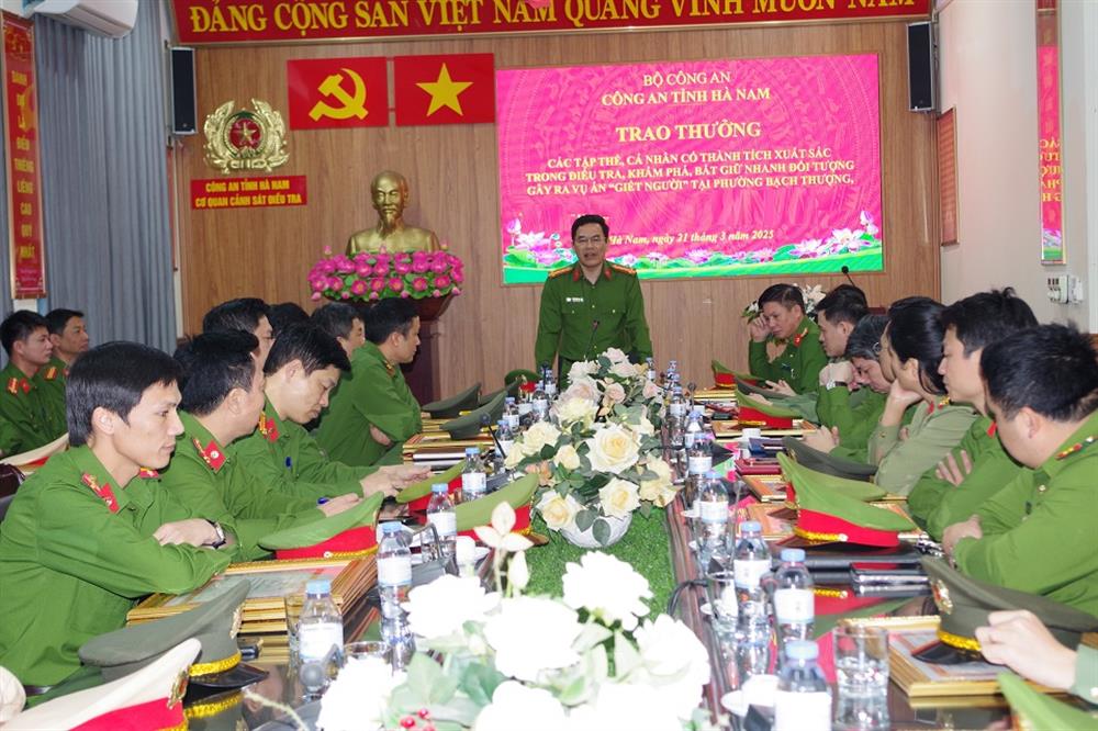 Công an tỉnh Hà Nam tổ chức Hội nghị trao thưởng cho các tập thể, cá nhân có thành tích xuất sắc trong điều tra, khám phá, bắt giữ nhanh đối tượng gây ra trọng án.