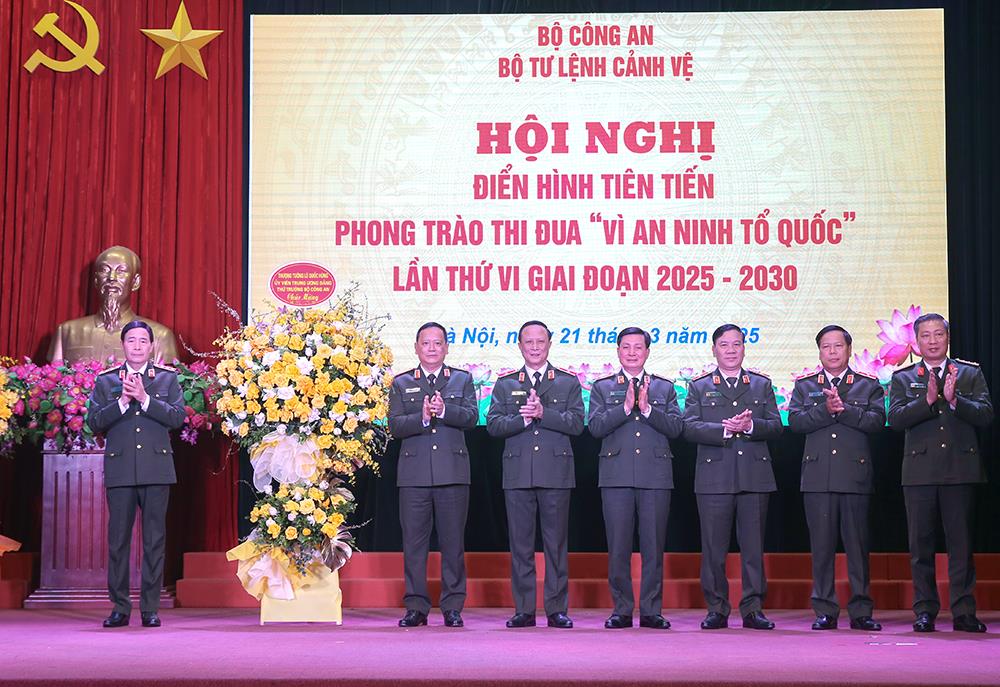 Thứ trưởng Lê Quốc Hùng tặng hoa chúc mừng Hội nghị.