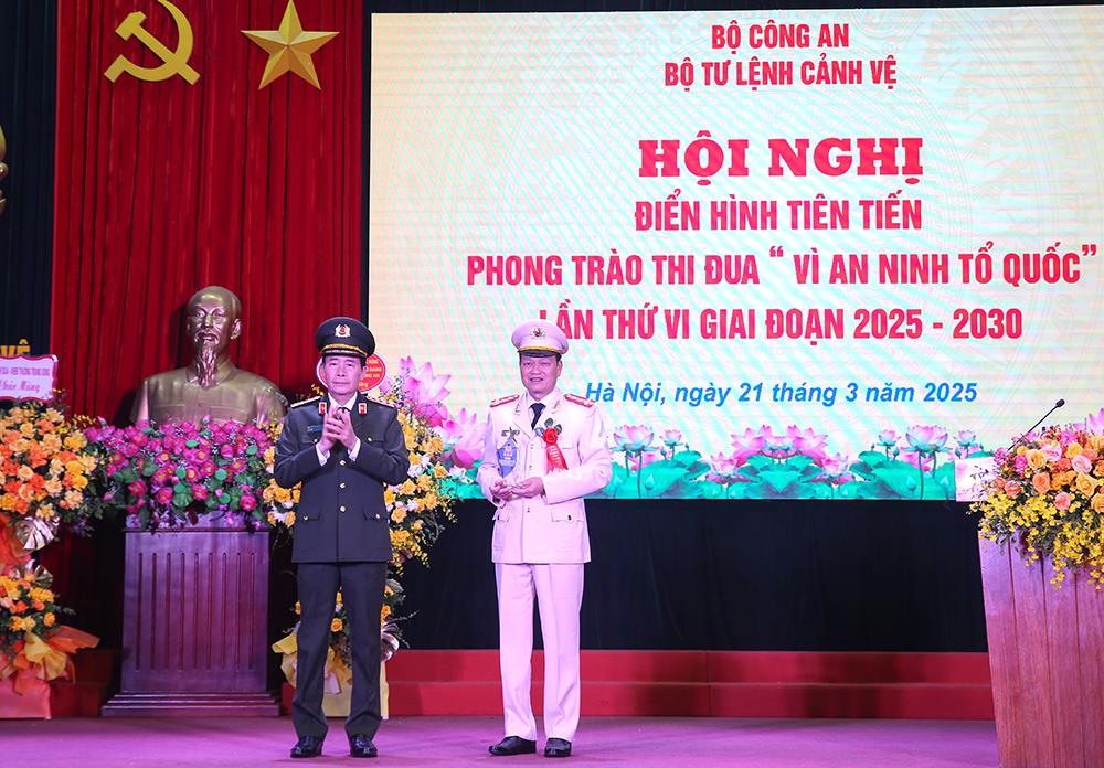Thứ trưởng Lê Quốc Hùng trao biểu trưng tặng Đại tá Võ Anh Tuấn, Phó Tư lệnh vì đã có thành tích nổi bật trong phong trào thi đua “Vì an ninh Tổ quốc” giai đoạn 2020-2025.
