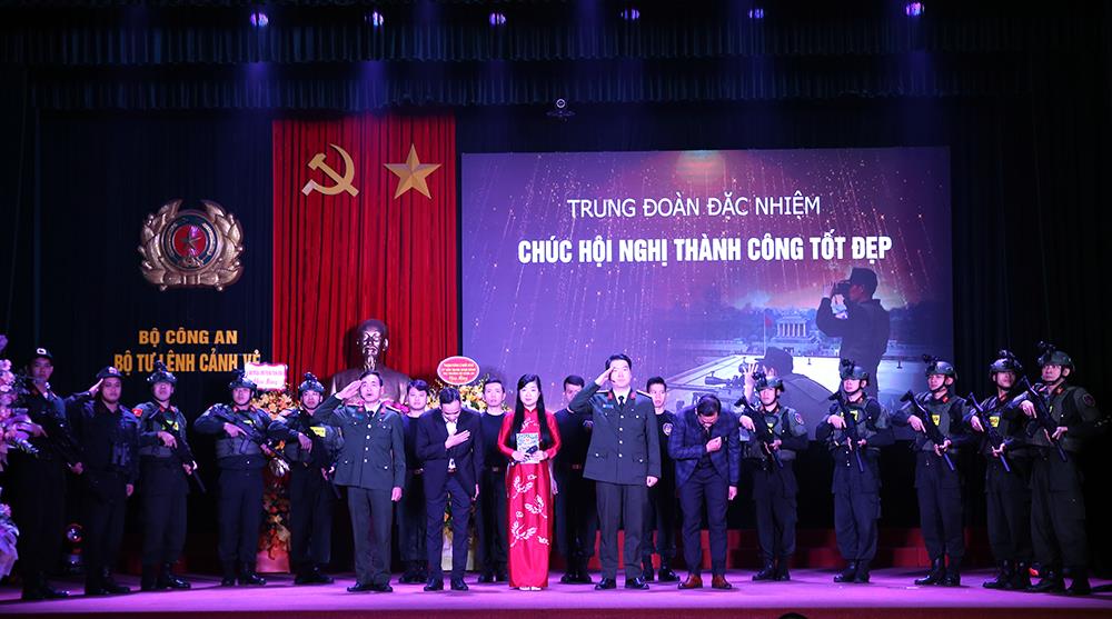 Các tập thể điển hình tiên tiến giao lưu với Hội nghị thông qua hình thức sân khấu hóa.