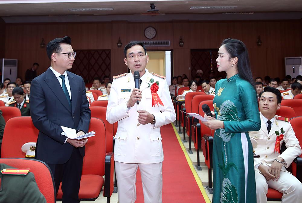 Các điển hình tiên tiến giao lưu tại Hội nghị.