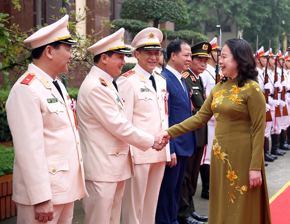 Phó Chủ tịch nước Võ Thị Ánh Xuân đến dự, chúc mừng Trung đoàn 375.