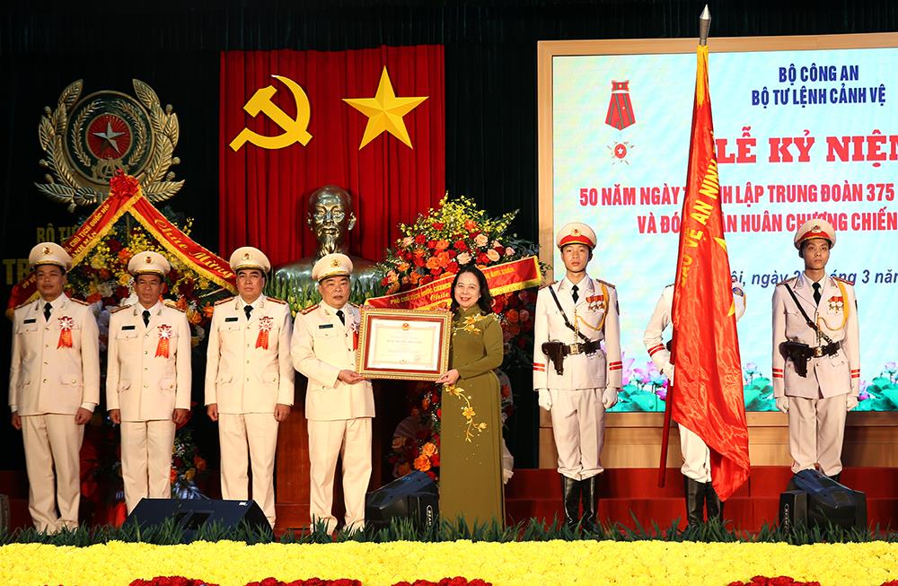Phó Chủ tịch nước Võ Thị Ánh Xuân trao Huân chương chiến công hạng Ba tặng tập thể Trung đoàn 375.