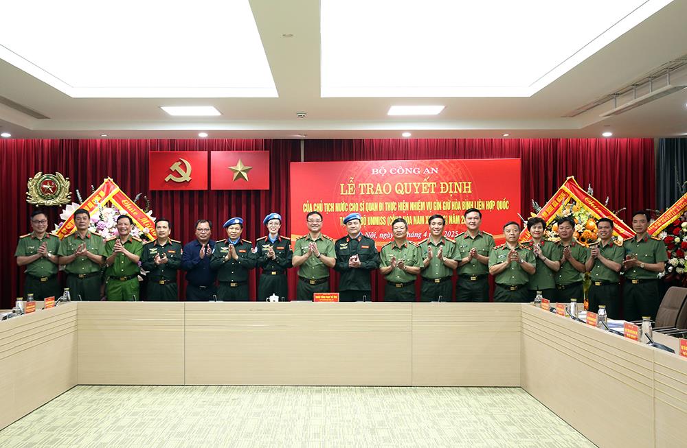 Các đại biểu chúc mừng 3 sĩ quan Tổ công tác số 5.