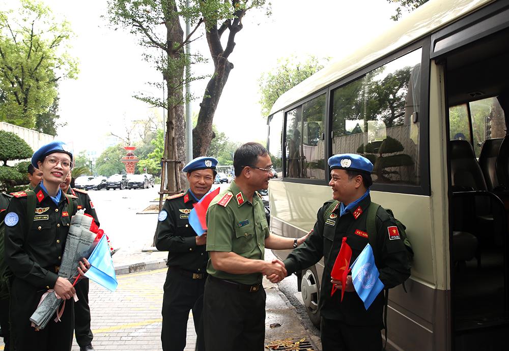 Thứ trưởng Phạm Thế Tùng căn dặn, giao nhiệm vụ cho các sĩ quan trước khi lên đường.