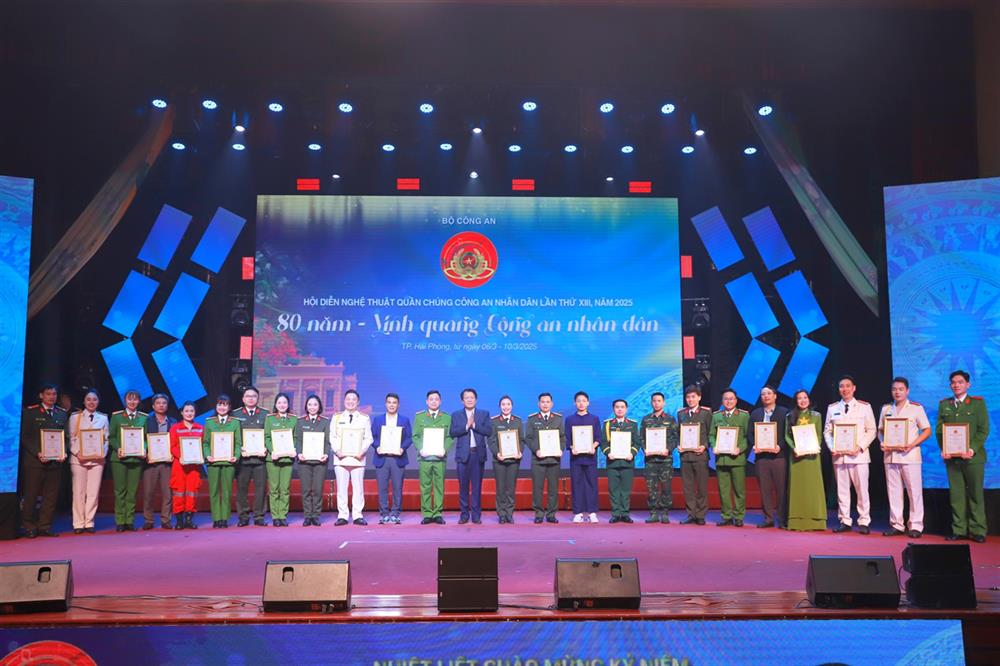 NSND Nguyễn Quang Vinh trao giấy chứng nhận cho 23 đoàn nghệ thuật quần chúng CAND tham gia hội diễn.